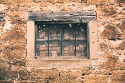 棕色混凝土墙上的棕色木窗